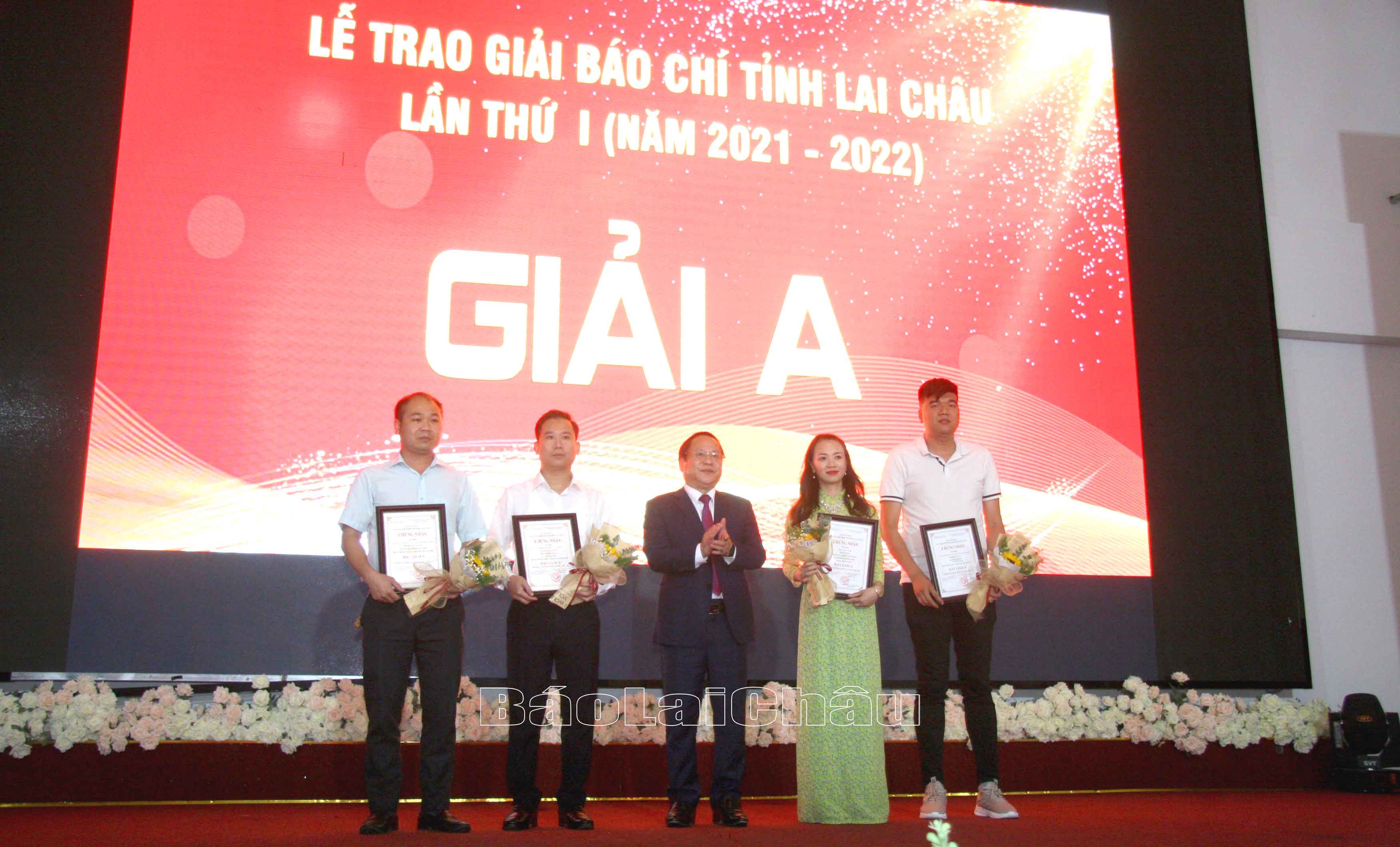 Đồng chí Tống Thanh Hải - Ủy viên Ban Thường vụ Tỉnh ủy, Phó Chủ tịch Thường trực UBND tỉnh, Trưởng Ban Tổ chức Giải báo chí tỉnh Lai Châu lần thứ I (2021-2022) trao giải A cho các tác giả, nhóm tác giả đạt giải.